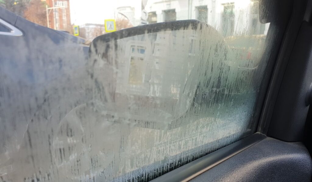 freezing and fogging of the car window in winter